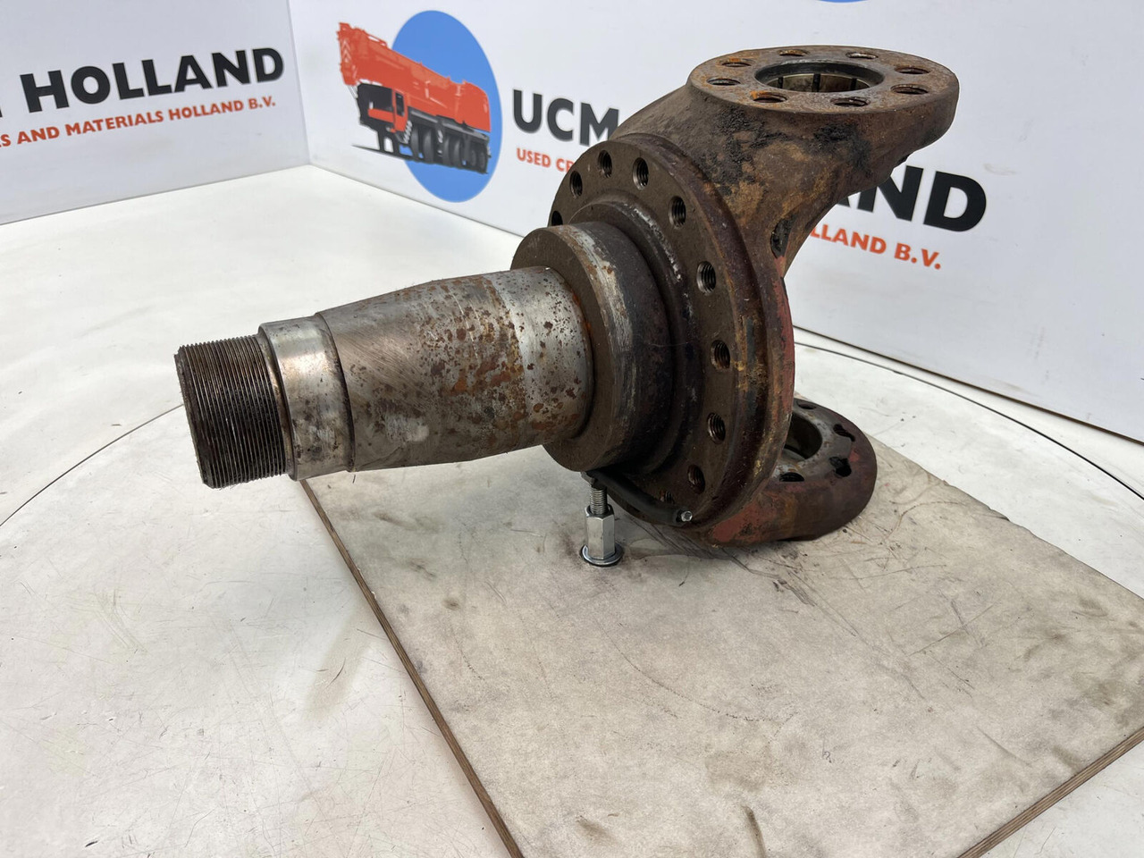 Liebherr LT 1090 Steering knuckle 16 holes - Поворотный кулак для Мобильных кранов: фото 1 Liebherr LT 1090 Steering knuckle 16 holes - Поворотный кулак для Мобильных кранов: фото 1