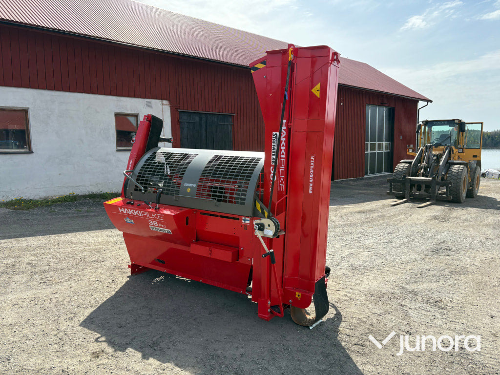 Vedmaskin Hakki Pilke 38 PRO PTO + Hydrauliskt uppläggningbord Hakki Pilke Hakkifeed 422 - Измельчитель древесины: фото 1 Vedmaskin Hakki Pilke 38 PRO PTO + Hydrauliskt uppläggningbord Hakki Pilke Hakkifeed 422 - Измельчитель древесины: фото 1