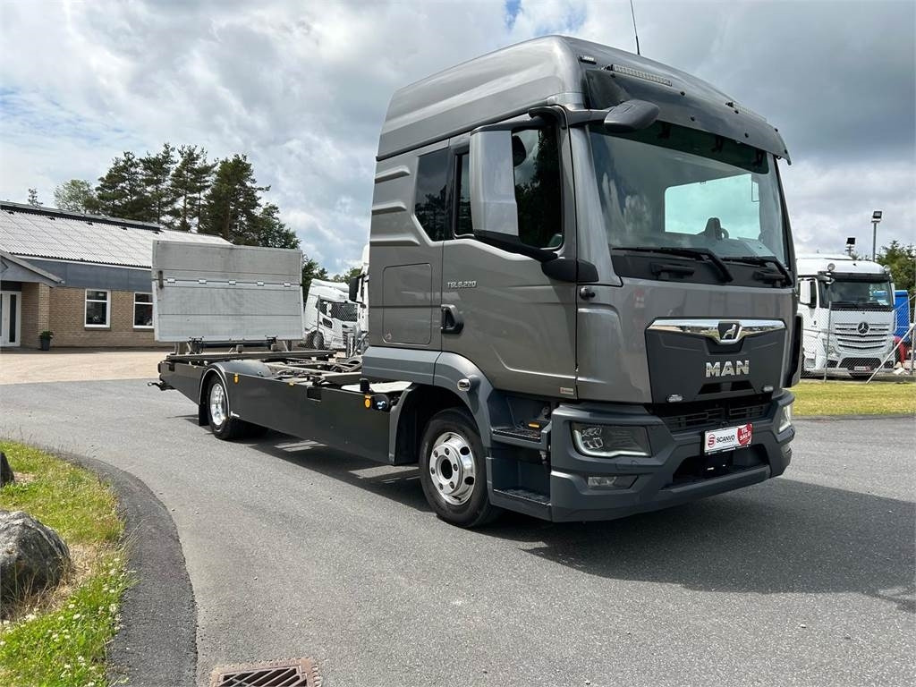 Грузовик с закрытым кузовом MAN TGL 8-220 4x2 BL incl. 2 stk veksellad: фото 13