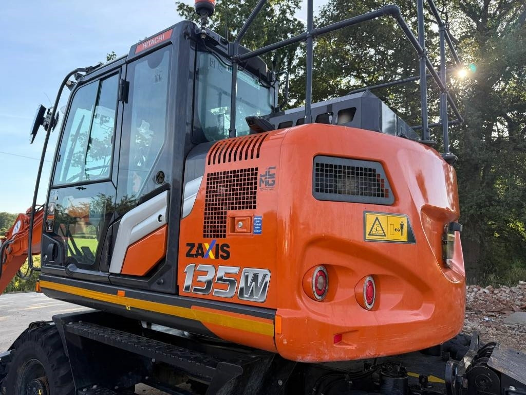 Колёсный экскаватор Hitachi ZX 135 W-7: фото 10