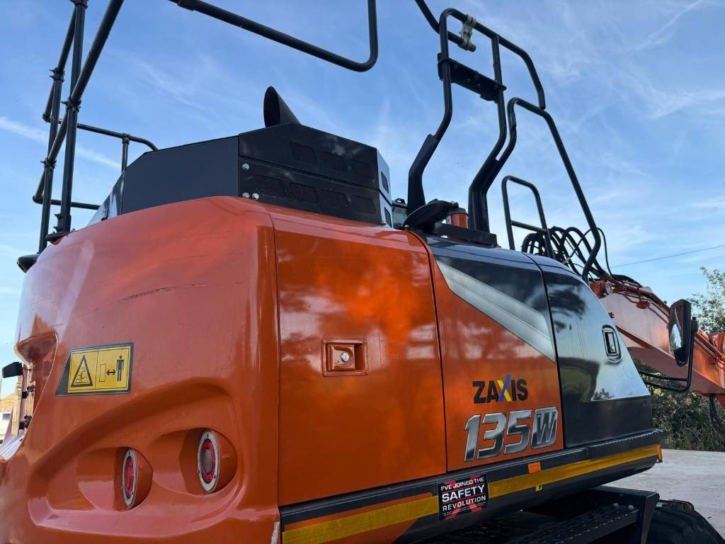 Колёсный экскаватор Hitachi ZX 135 W-7: фото 11