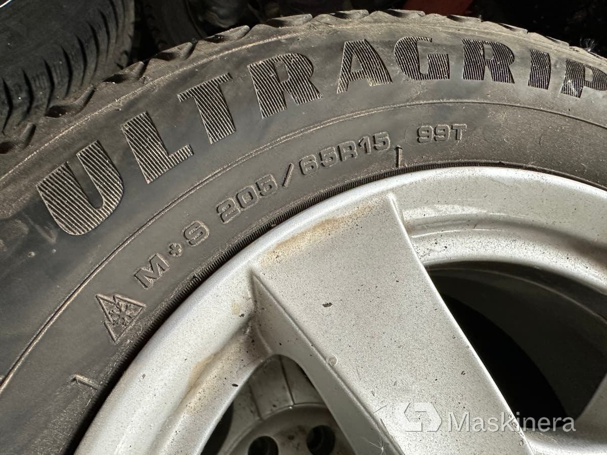 4 st dubbdäck på fälg Goodyear Ultragrip - Колесо для Лёгких коммерческих автомобилей: фото 2 4 st dubbdäck på fälg Goodyear Ultragrip - Колесо для Лёгких коммерческих автомобилей: фото 2