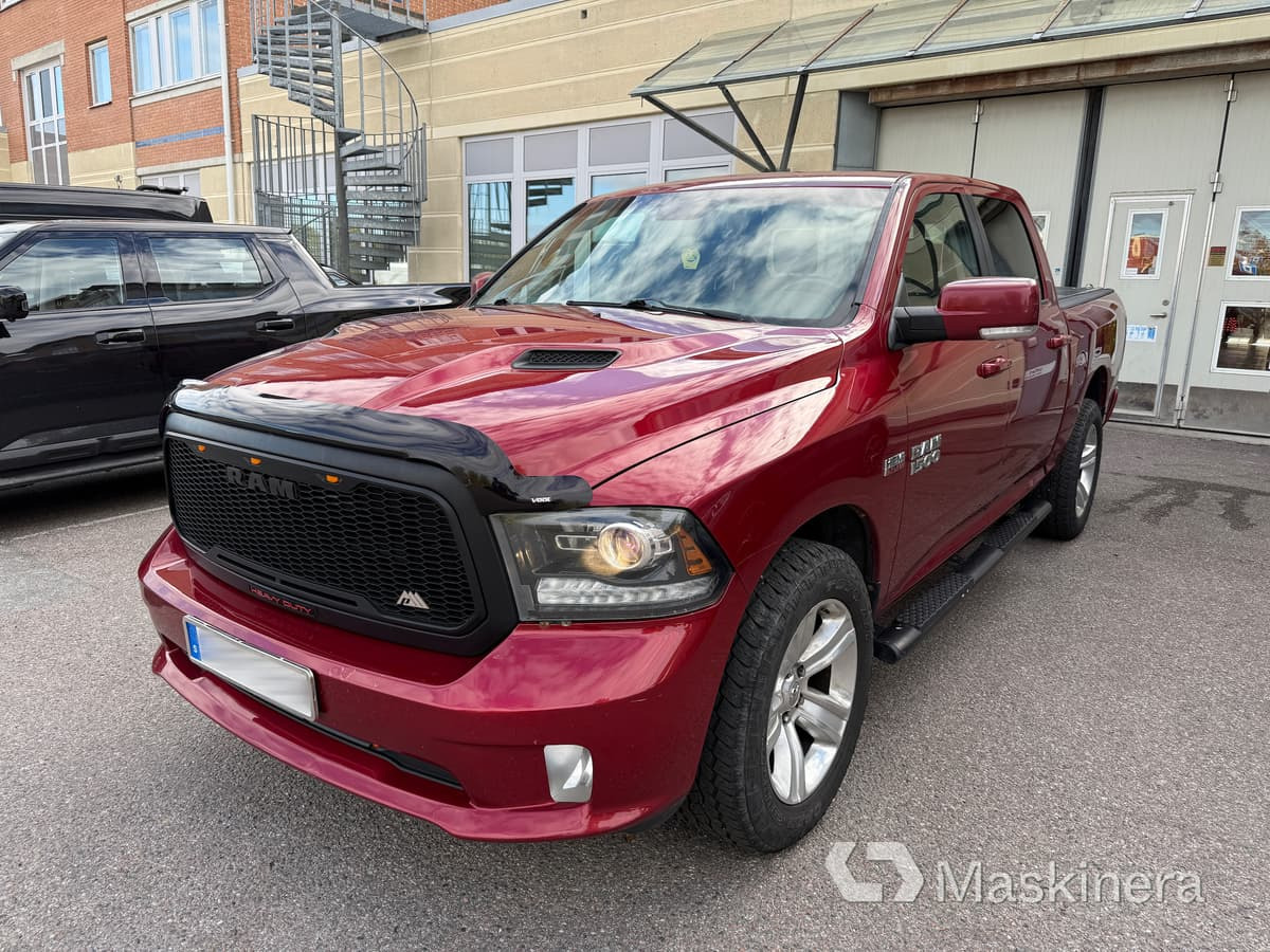 Pickup Dodge Ram 1500 Crew Cab 5.7L V8 HEMI - Легковой фургон: фото 1 Pickup Dodge Ram 1500 Crew Cab 5.7L V8 HEMI - Легковой фургон: фото 1