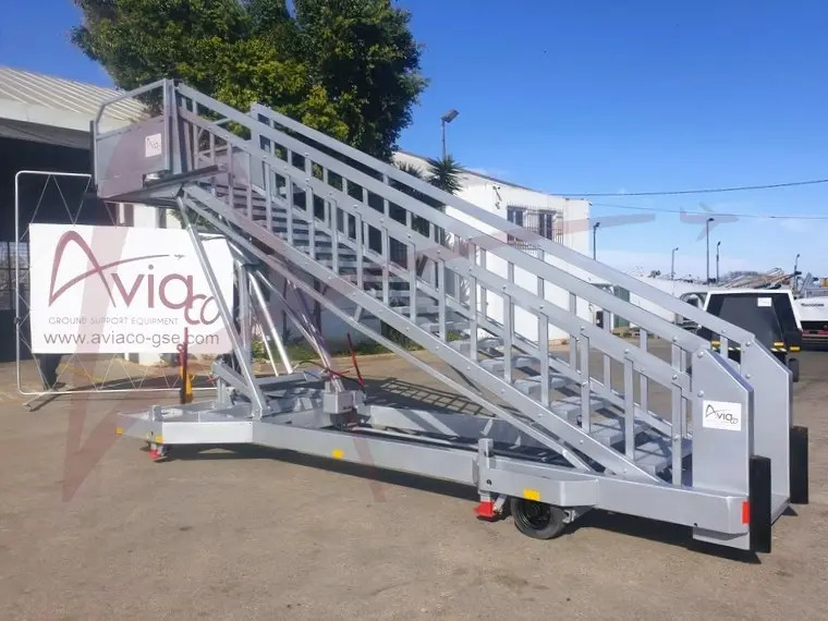 MASTER EQUIPMENT STR710-14 - Пассажирский трап: фото 4 MASTER EQUIPMENT STR710-14 - Пассажирский трап: фото 4