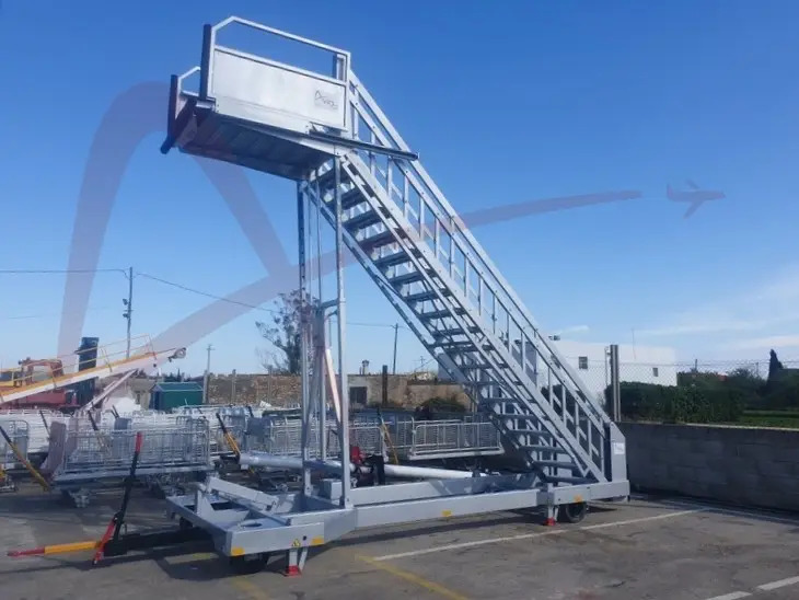 MASTER EQUIPMENT STR710-14 - Пассажирский трап: фото 5 MASTER EQUIPMENT STR710-14 - Пассажирский трап: фото 5