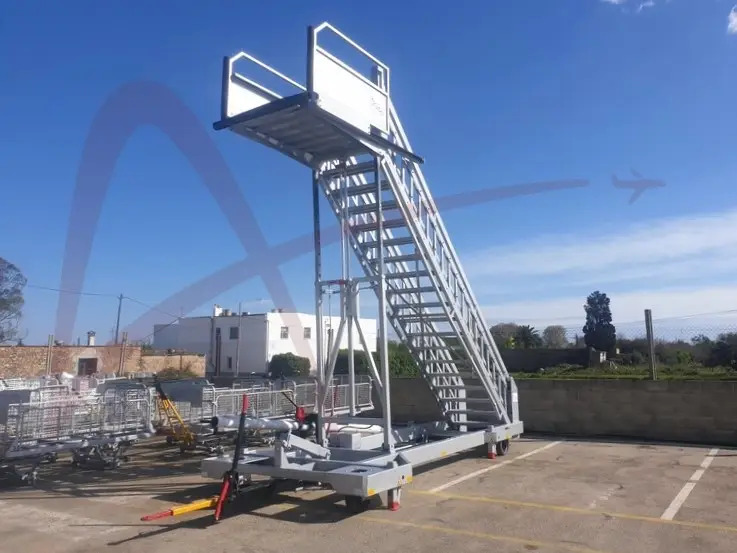 MASTER EQUIPMENT STR710-14 - Пассажирский трап: фото 3 MASTER EQUIPMENT STR710-14 - Пассажирский трап: фото 3