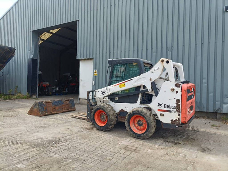 Bobcat s590 schranklader skid steer loader bucket, forks - Мини-погрузчик с бортовым поворотом: фото 1 Bobcat s590 schranklader skid steer loader bucket, forks - Мини-погрузчик с бортовым поворотом: фото 1