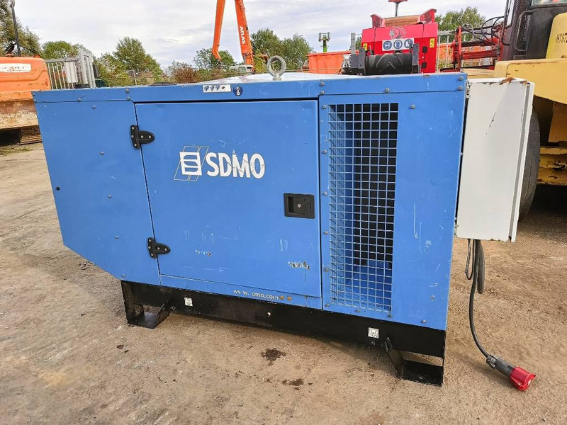 SDMO J 44 K 44kva 64 A 35 kw generator aggregaat silent - Электрогенератор: фото 1 SDMO J 44 K 44kva 64 A 35 kw generator aggregaat silent - Электрогенератор: фото 1