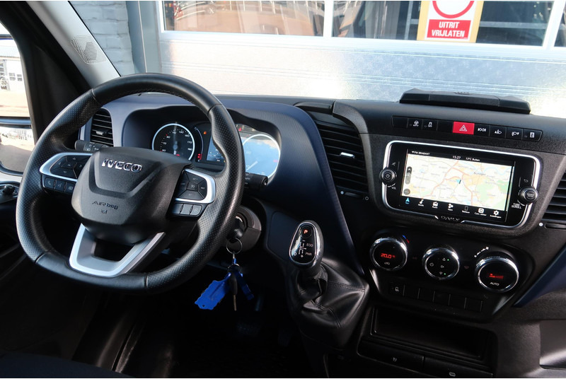 Фото интерьера 2: Цельнометаллический фургон Iveco Daily 35S18HV 3.0 35 L2 H2 AUT/ LED/ CAMERA/ 3.5T/ CRUISE/ CLIMA/ TREKHAAK
