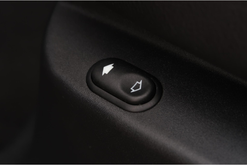 Внедорожник Land Rover Range Rover Velar 2.0 I4 Turbo AWD R-Dynamic P300S HSE PANO/ LED/ MEMORY/ CAMERA/ ACC/ KEYLESS/ TREKHAAK: фото 15