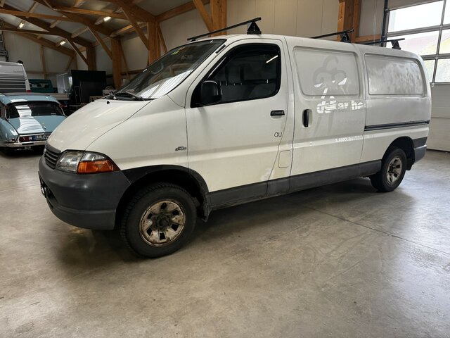 TOYOTA HiAce 2.5TD Kasten lang 4WD 4x4 - Цельнометаллический фургон: фото 1 TOYOTA HiAce 2.5TD Kasten lang 4WD 4x4 - Цельнометаллический фургон: фото 1