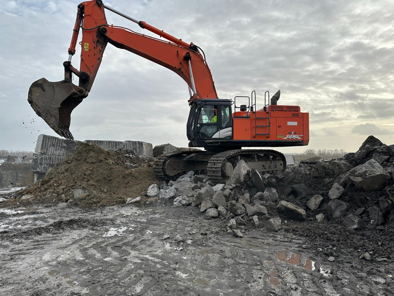 Hitachi ZX690 LCR - 6 - Гусеничный экскаватор: фото 1 Hitachi ZX690 LCR - 6 - Гусеничный экскаватор: фото 1
