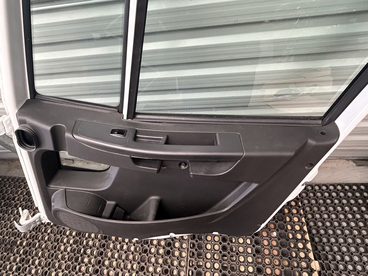 IVECO EUROCARGO 120 RIGHT DOOR BRAND NEW - Дверь и запчасти: фото 4 IVECO EUROCARGO 120 RIGHT DOOR BRAND NEW - Дверь и запчасти: фото 4