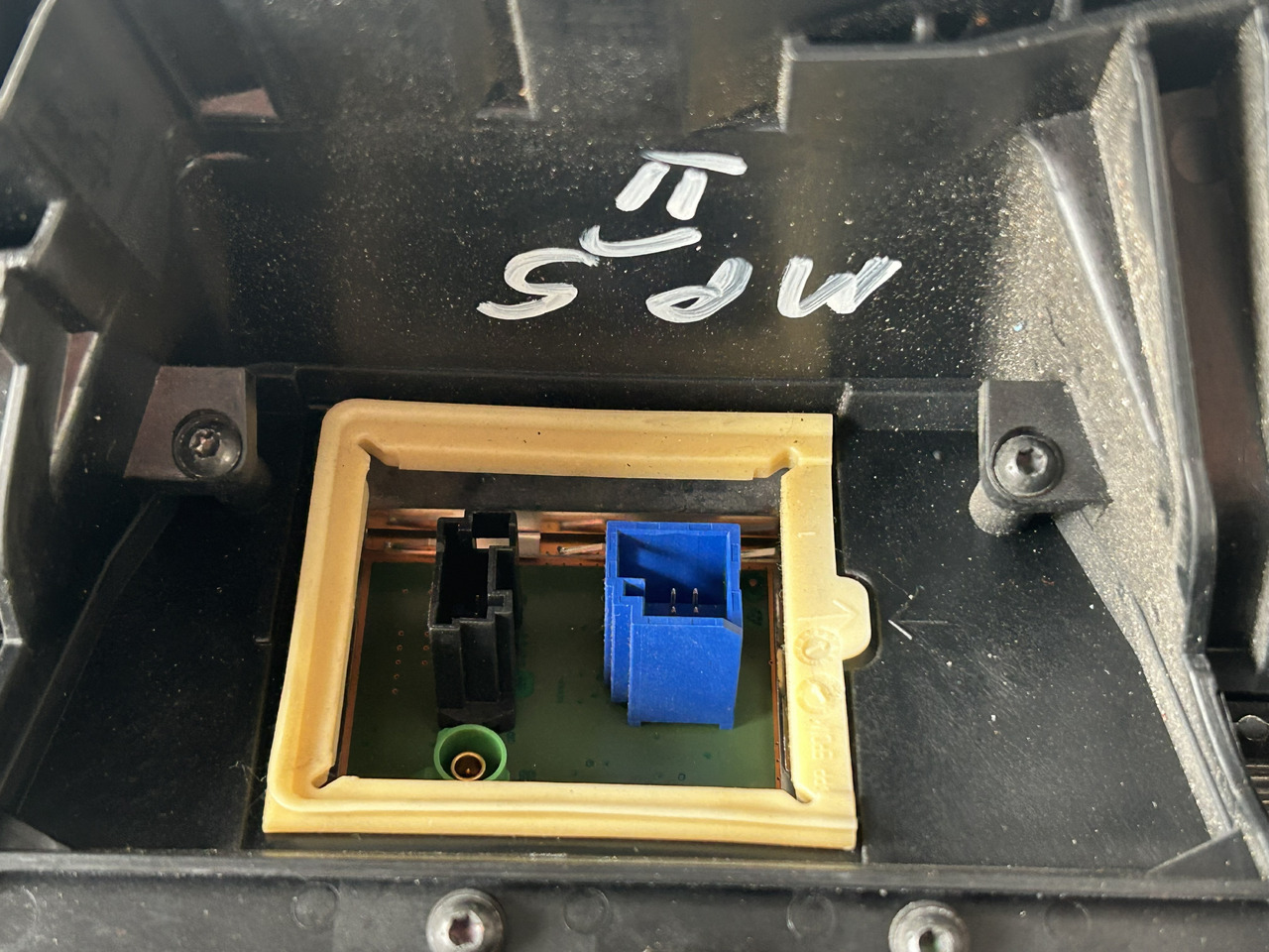 MERCEDES-BENZ ACTROS MP5 MIRROR TABLET WITH HOLDER - RIGHT - Кабина и интерьер: фото 4 MERCEDES-BENZ ACTROS MP5 MIRROR TABLET WITH HOLDER - RIGHT - Кабина и интерьер: фото 4