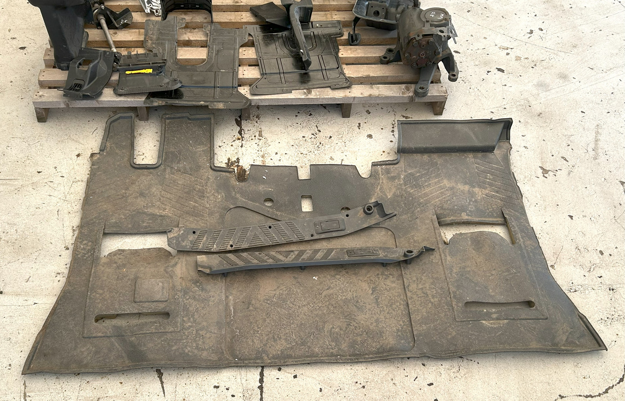 MERCEDES-BENZ COMPLETE INTERIOR CONSOLE - DASHBOARD FOR A BRITISH MERCEDES ACTROS MP4 - Кабина: фото 4 MERCEDES-BENZ COMPLETE INTERIOR CONSOLE - DASHBOARD FOR A BRITISH MERCEDES ACTROS MP4 - Кабина: фото 4