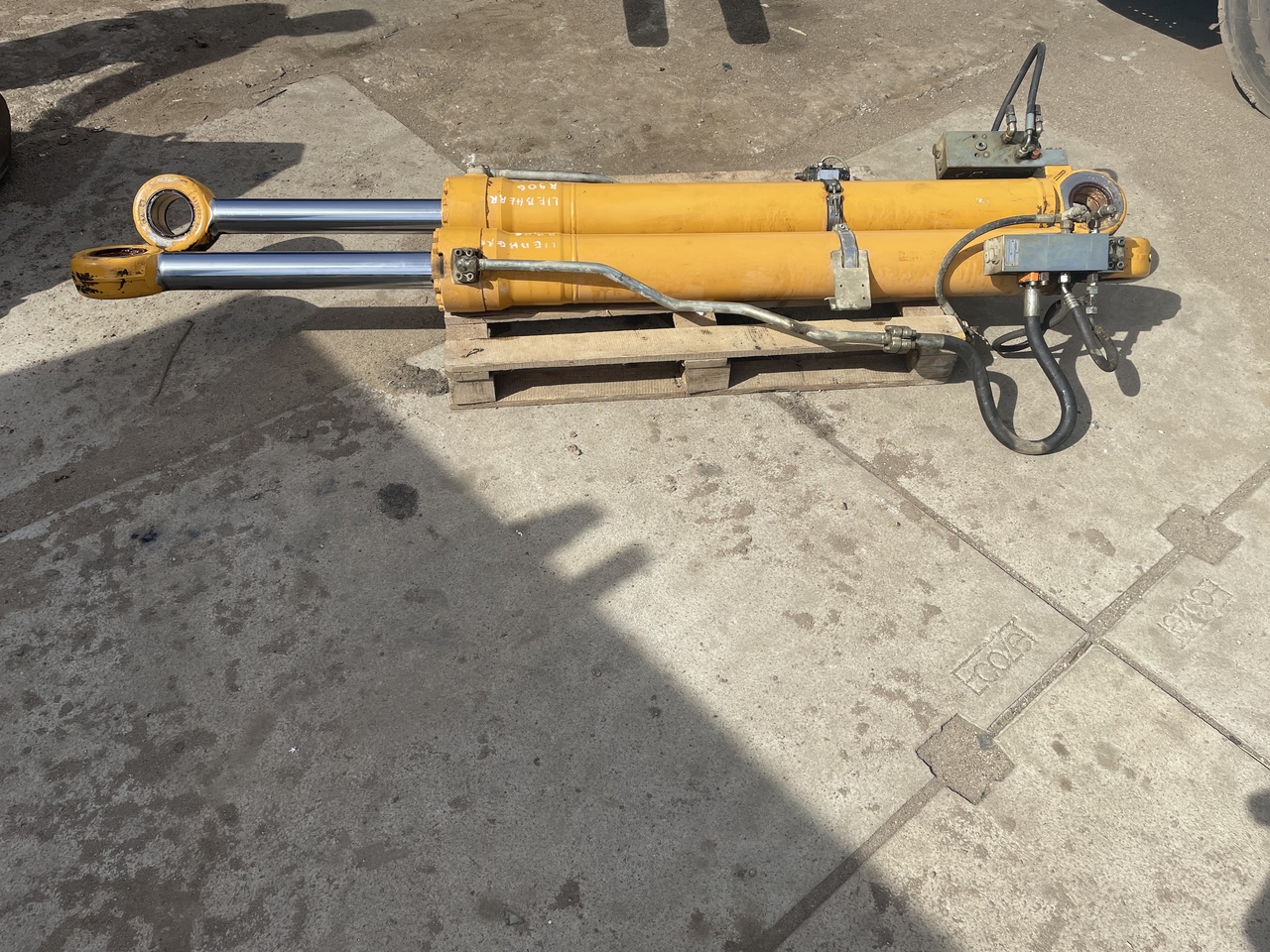 LIEBHERR R906 - Гидравлический цилиндр: фото 3 LIEBHERR R906 - Гидравлический цилиндр: фото 3