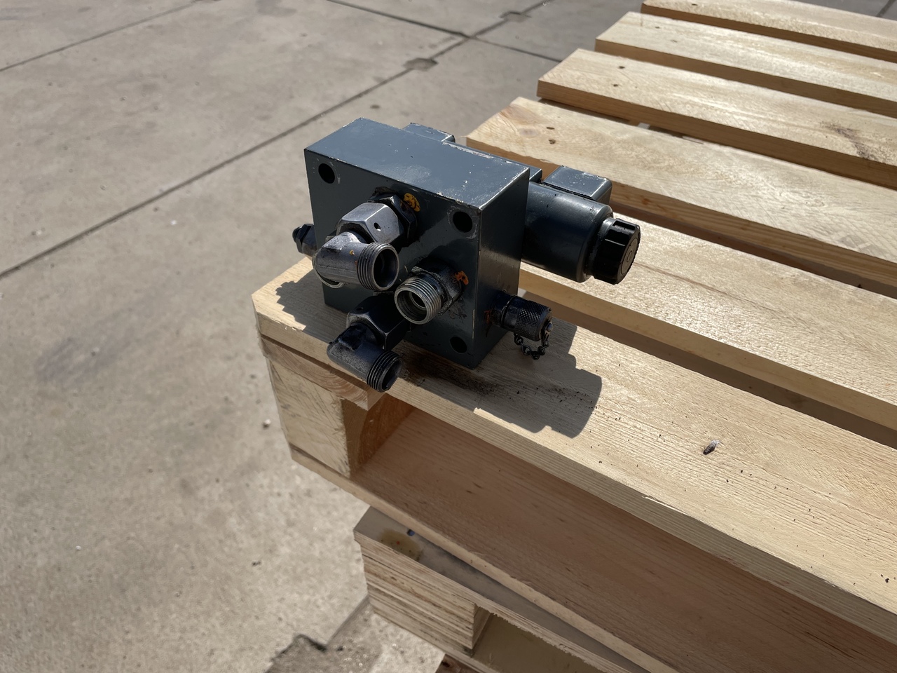 LIEBHERR R906 - Гидравлический клапан: фото 4 LIEBHERR R906 - Гидравлический клапан: фото 4