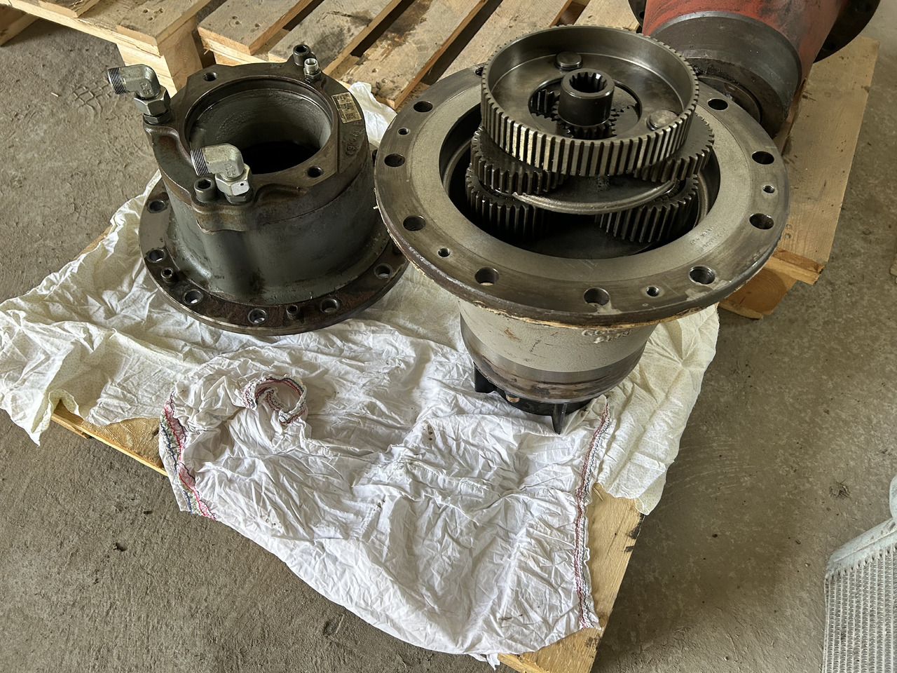 Liebherr SAT 225/218 - Поворотный редуктор для Колёсных экскаваторов: фото 1 Liebherr SAT 225/218 - Поворотный редуктор для Колёсных экскаваторов: фото 1