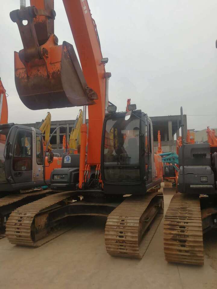 Hitachi ZX200 - Гусеничный экскаватор: фото 2 Hitachi ZX200 - Гусеничный экскаватор: фото 2
