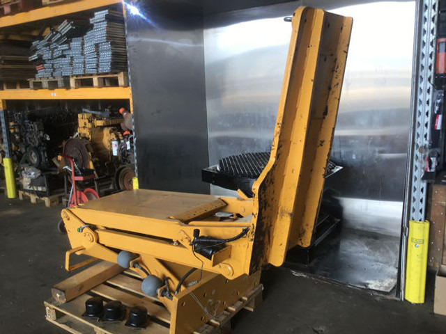 Liebherr A902 INDUSTRIAL / A902 Li / A904 INDUSTRIAL / A904 Li / A912 Li / A914 Li / A914B Li / A922 Li / A924 li - Кабина и интерьер: фото 1 Liebherr A902 INDUSTRIAL / A902 Li / A904 INDUSTRIAL / A904 Li / A912 Li / A914 Li / A914B Li / A922 Li / A924 li - Кабина и интерьер: фото 1