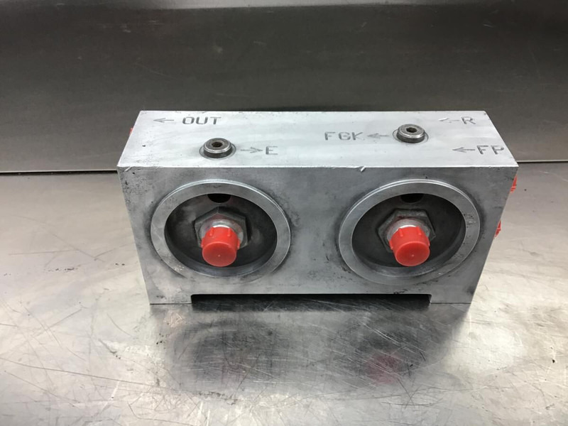 Liebherr Filter Bracket - Двигатель и запчасти: фото 2 Liebherr Filter Bracket - Двигатель и запчасти: фото 2