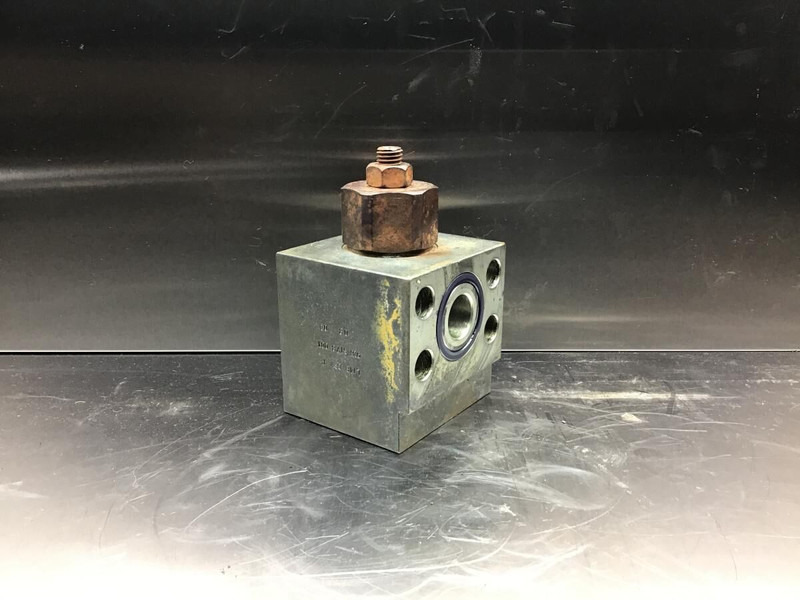 Liebherr Flow Regulating Check Valve - Клапан: фото 1 Liebherr Flow Regulating Check Valve - Клапан: фото 1