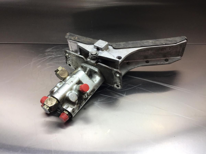 Liebherr Pilot Control Unit - Педаль: фото 2 Liebherr Pilot Control Unit - Педаль: фото 2