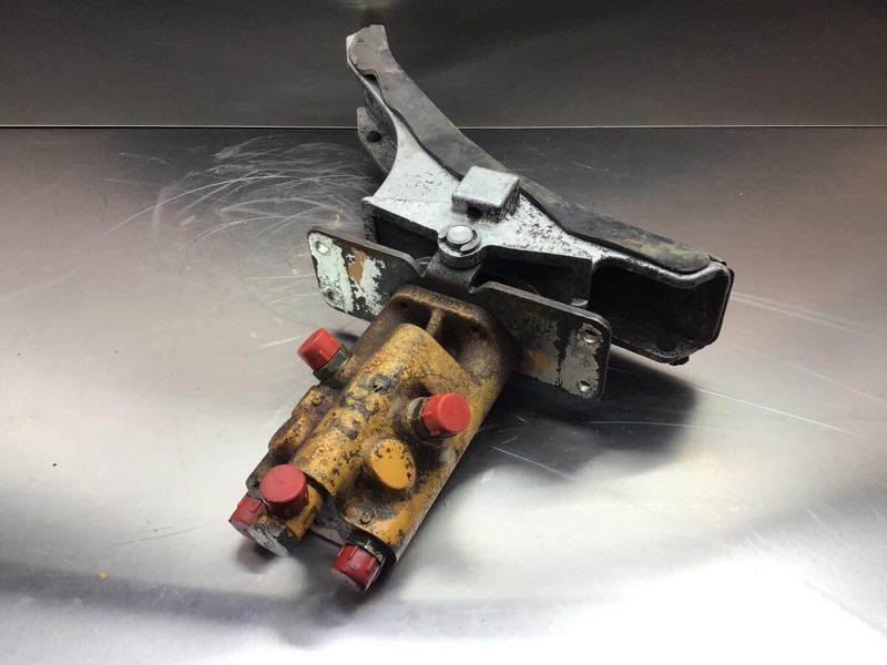 Liebherr Pilot Control Unit - Педаль: фото 2 Liebherr Pilot Control Unit - Педаль: фото 2