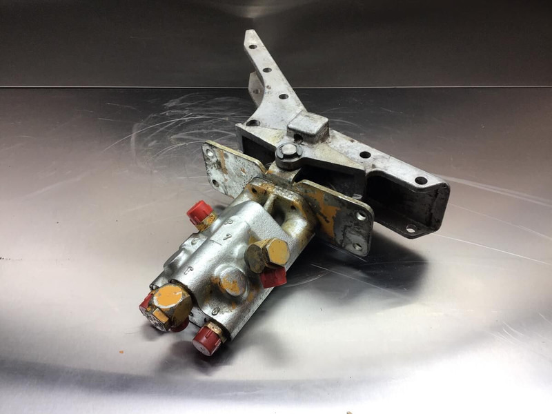 Liebherr Pilot Control Unit - Педаль: фото 2 Liebherr Pilot Control Unit - Педаль: фото 2