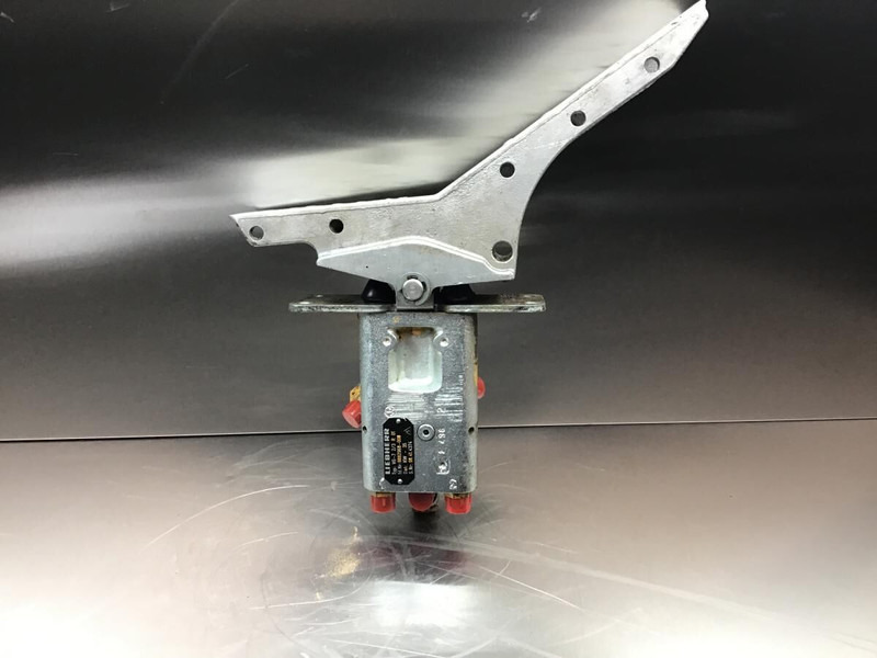 Liebherr Pilot Control Unit - Педаль: фото 1 Liebherr Pilot Control Unit - Педаль: фото 1