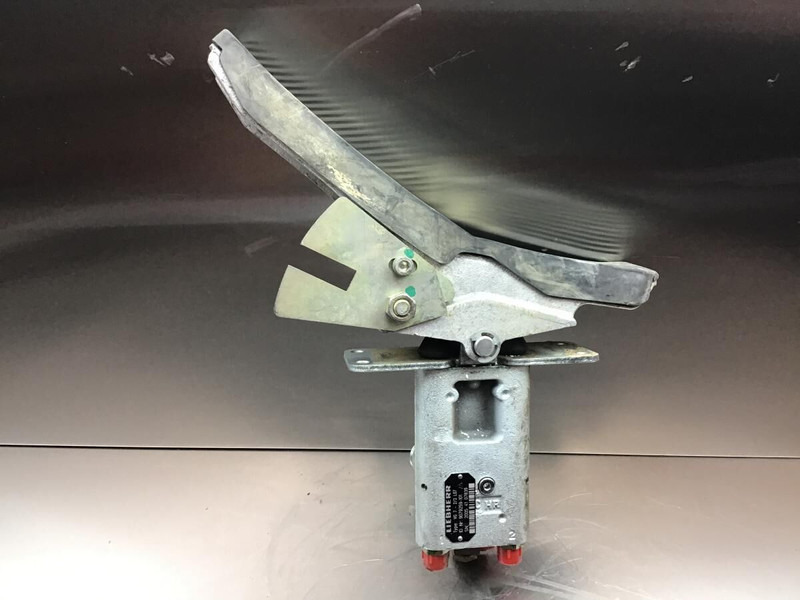 Liebherr Pilot Control Unit - Педаль: фото 1 Liebherr Pilot Control Unit - Педаль: фото 1