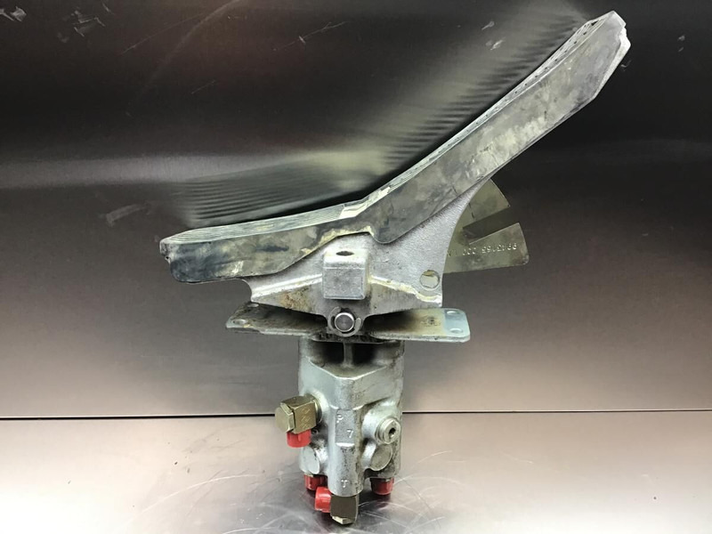 Liebherr Pilot Control Unit - Педаль: фото 2 Liebherr Pilot Control Unit - Педаль: фото 2