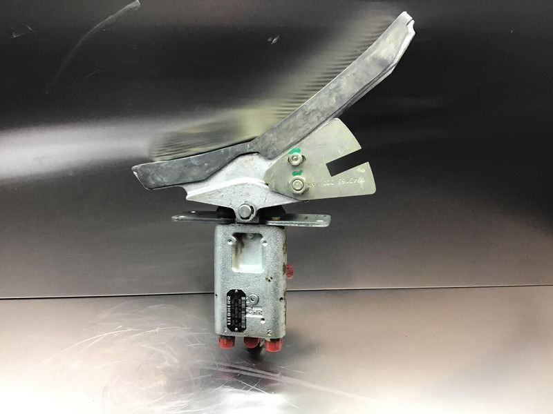 Liebherr Pilot Control Unit - Педаль: фото 1 Liebherr Pilot Control Unit - Педаль: фото 1