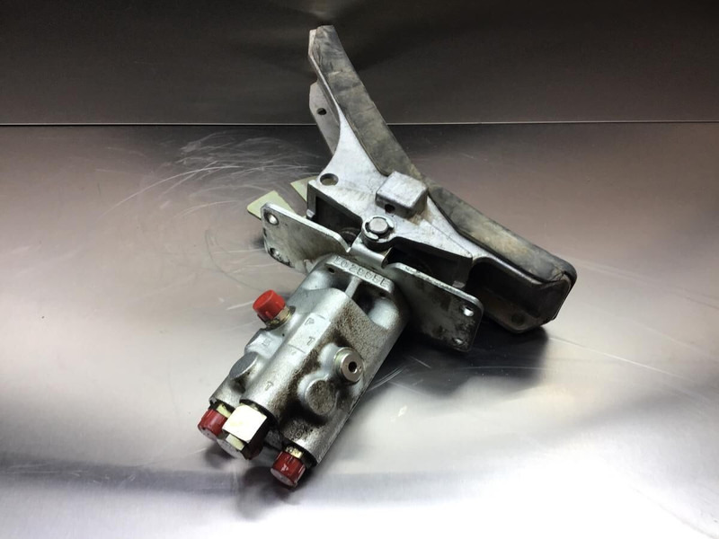 Liebherr Pilot Control Unit - Педаль: фото 2 Liebherr Pilot Control Unit - Педаль: фото 2