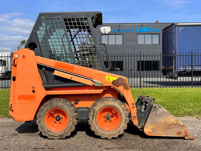 Bobcat S70 - Мини-погрузчик с бортовым поворотом: фото 1 Bobcat S70 - Мини-погрузчик с бортовым поворотом: фото 1
