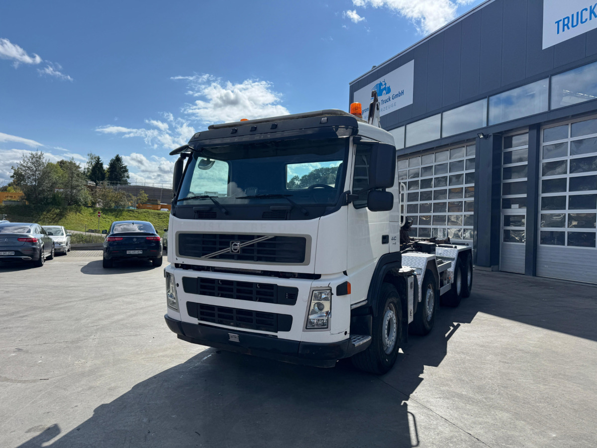VOLVO FM-440 8x4 Hiab 25T AHK - Крюковой мультилифт: фото 1 VOLVO FM-440 8x4 Hiab 25T AHK - Крюковой мультилифт: фото 1