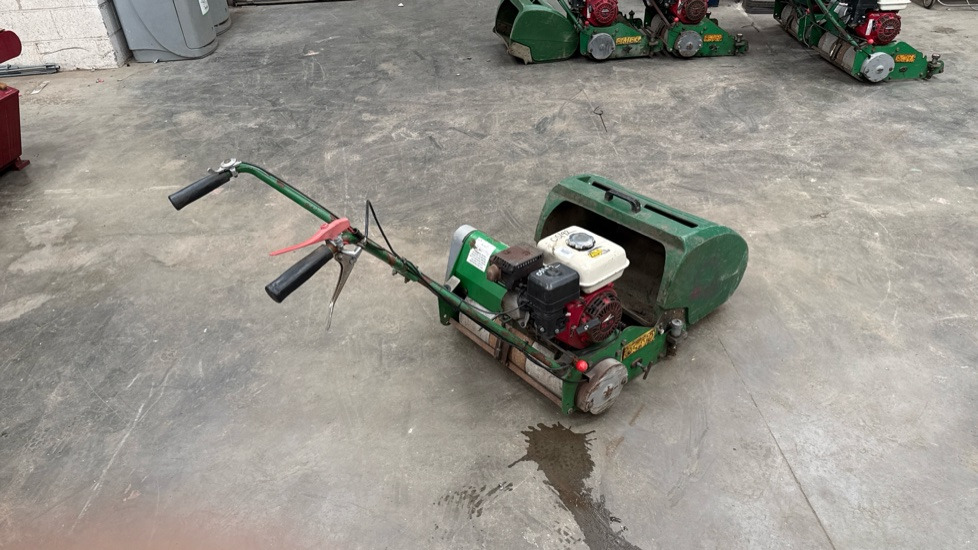 DENNIS FT20 PEDESDTRIAN CYLINDER MOWER, NO UNIT, GRASS BOX - Строительное оборудование: фото 1 DENNIS FT20 PEDESDTRIAN CYLINDER MOWER, NO UNIT, GRASS BOX - Строительное оборудование: фото 1