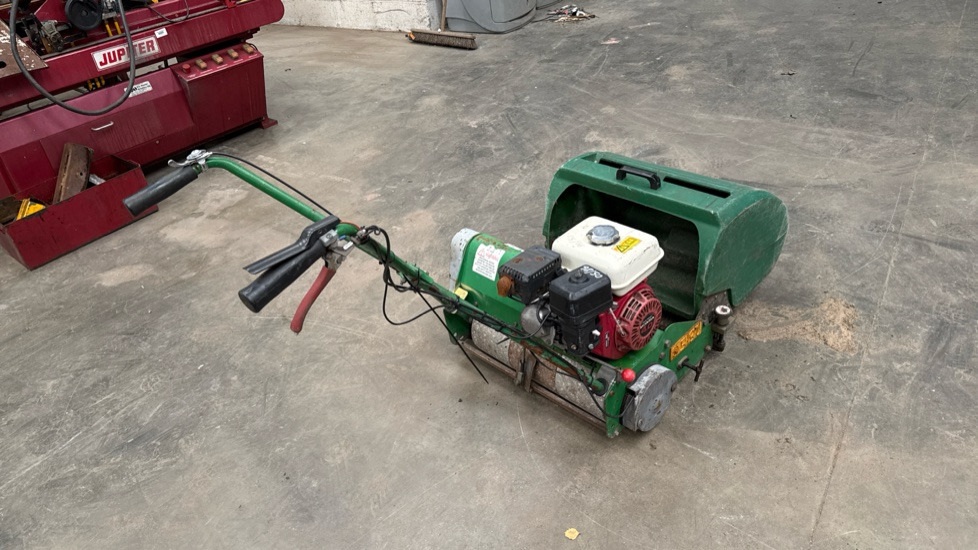 DENNIS FT20 PEDESTRIAN CYLINDER MOWER NO UNIT, GRASS BOX - Строительное оборудование: фото 4 DENNIS FT20 PEDESTRIAN CYLINDER MOWER NO UNIT, GRASS BOX - Строительное оборудование: фото 4