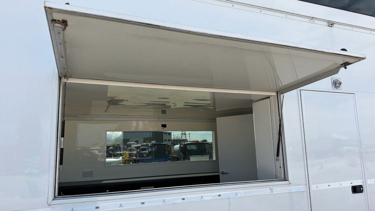 HOPKINS MOTOR SPORT / GRAY & ADAMS RACE / HOSPITALITY TRAILER 3 LEVELS INCL. ROOF TERRACE / MARQUEE - Прицеп: фото 5 HOPKINS MOTOR SPORT / GRAY & ADAMS RACE / HOSPITALITY TRAILER 3 LEVELS INCL. ROOF TERRACE / MARQUEE - Прицеп: фото 5