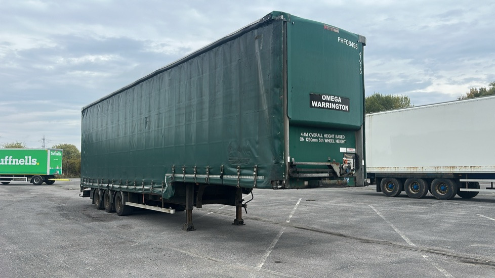 SDC CURTAINSIDE STEPFRAME - Прицеп: фото 1 SDC CURTAINSIDE STEPFRAME - Прицеп: фото 1