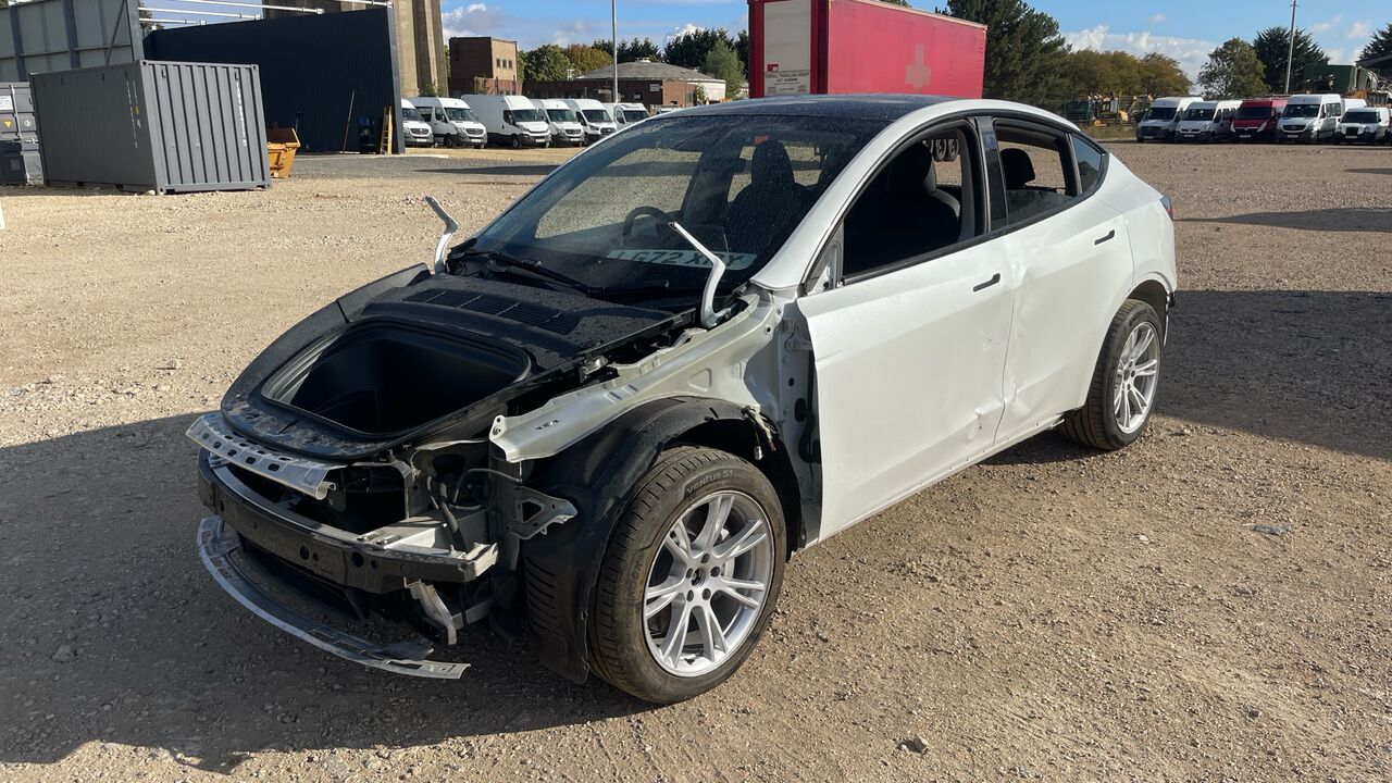 Tesla Model Y LONG RANGE AWD - Хэтчбек: фото 2 Tesla Model Y LONG RANGE AWD - Хэтчбек: фото 2