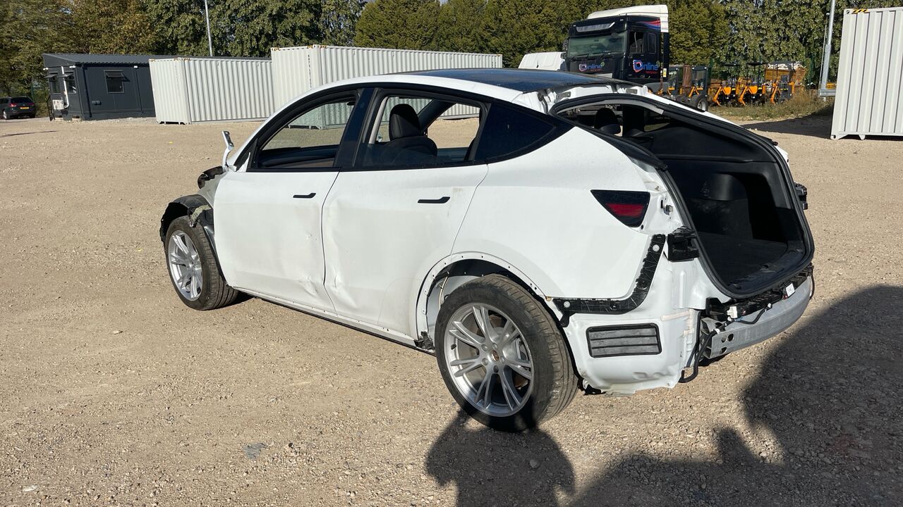 Tesla Model Y LONG RANGE AWD - Хэтчбек: фото 3 Tesla Model Y LONG RANGE AWD - Хэтчбек: фото 3