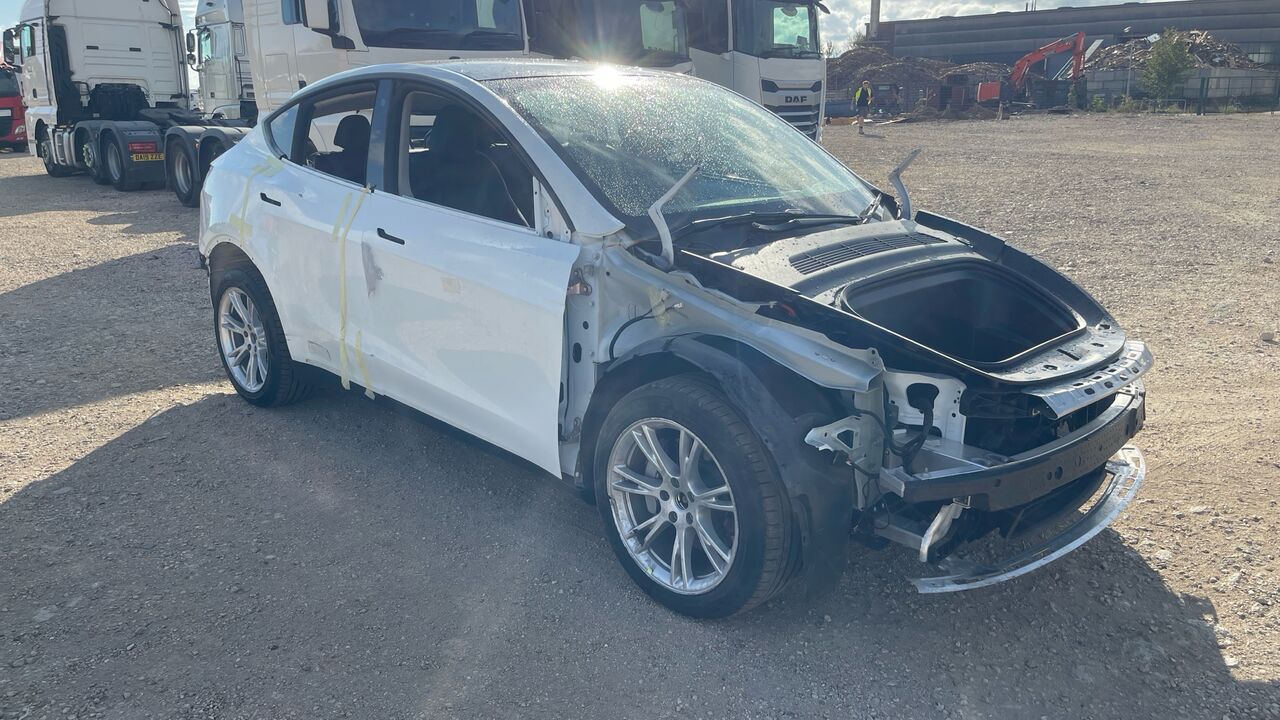Tesla Model Y LONG RANGE AWD - Хэтчбек: фото 1 Tesla Model Y LONG RANGE AWD - Хэтчбек: фото 1