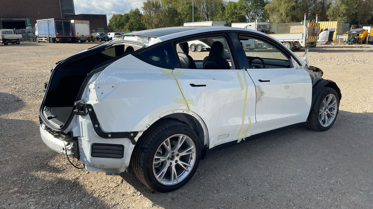 Tesla Model Y LONG RANGE AWD - Хэтчбек: фото 4 Tesla Model Y LONG RANGE AWD - Хэтчбек: фото 4