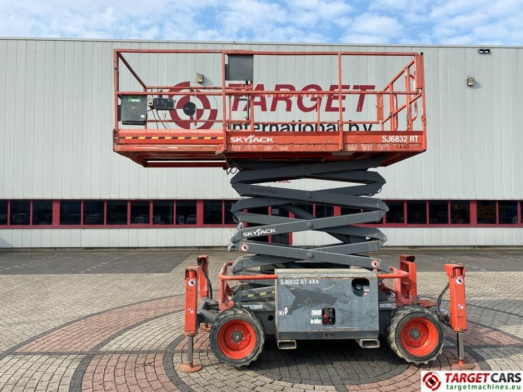 SkyJack SJ6832 RT Diesel 4x4 Scissor Work Lift 1180cm - Ножничный подъемник: фото 5 SkyJack SJ6832 RT Diesel 4x4 Scissor Work Lift 1180cm - Ножничный подъемник: фото 5