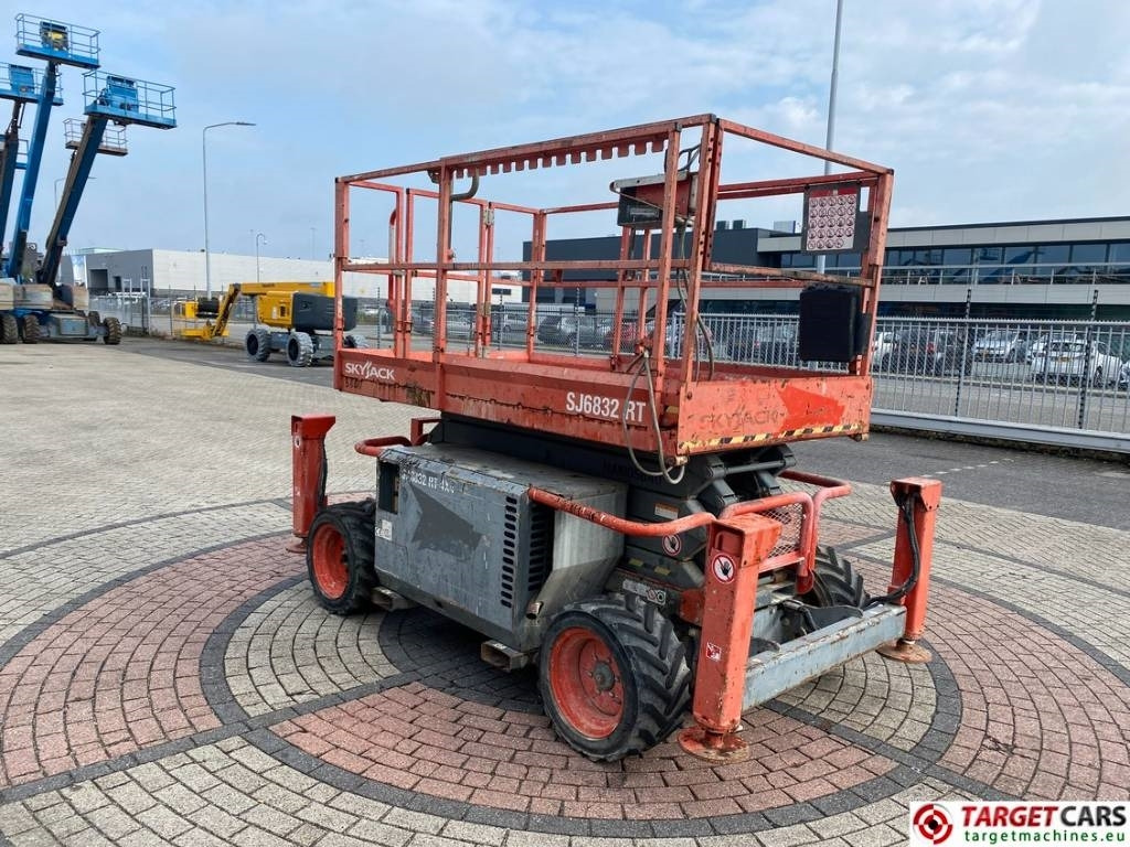 SkyJack SJ6832 RT Diesel 4x4 Scissor Work Lift 1180cm - Ножничный подъемник: фото 2 SkyJack SJ6832 RT Diesel 4x4 Scissor Work Lift 1180cm - Ножничный подъемник: фото 2