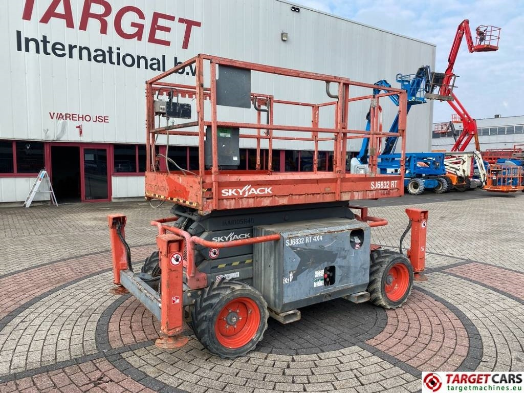 SkyJack SJ6832 RT Diesel 4x4 Scissor Work Lift 1180cm - Ножничный подъемник: фото 1 SkyJack SJ6832 RT Diesel 4x4 Scissor Work Lift 1180cm - Ножничный подъемник: фото 1