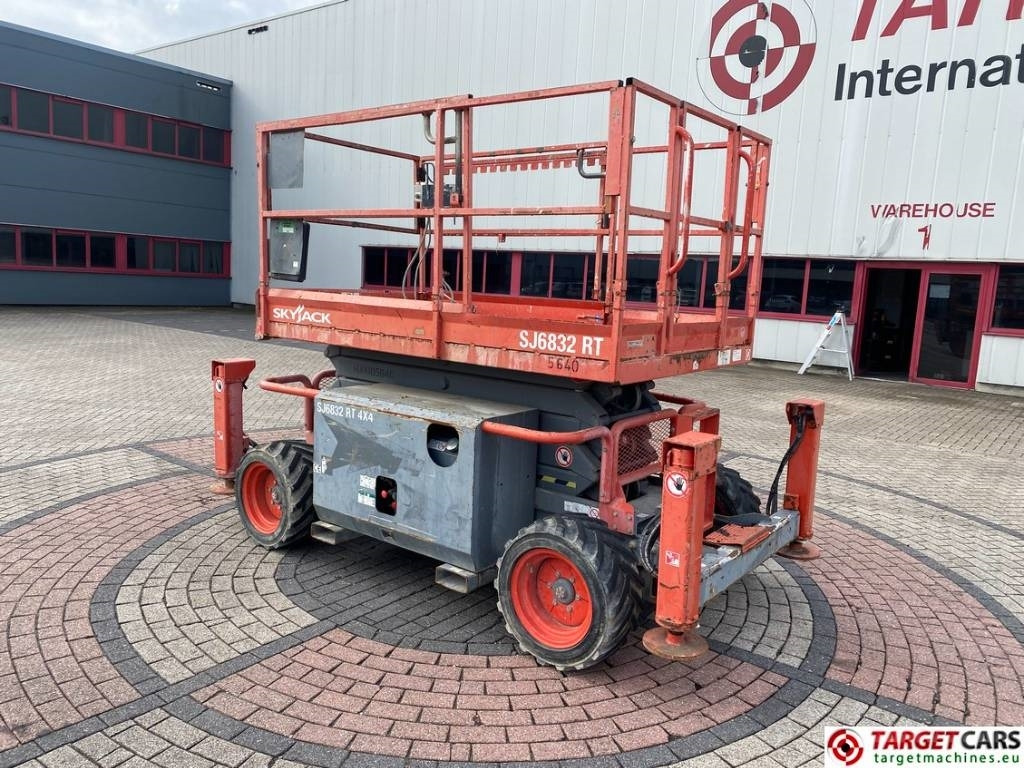 SkyJack SJ6832 RT Diesel 4x4 Scissor Work Lift 1180cm - Ножничный подъемник: фото 4 SkyJack SJ6832 RT Diesel 4x4 Scissor Work Lift 1180cm - Ножничный подъемник: фото 4