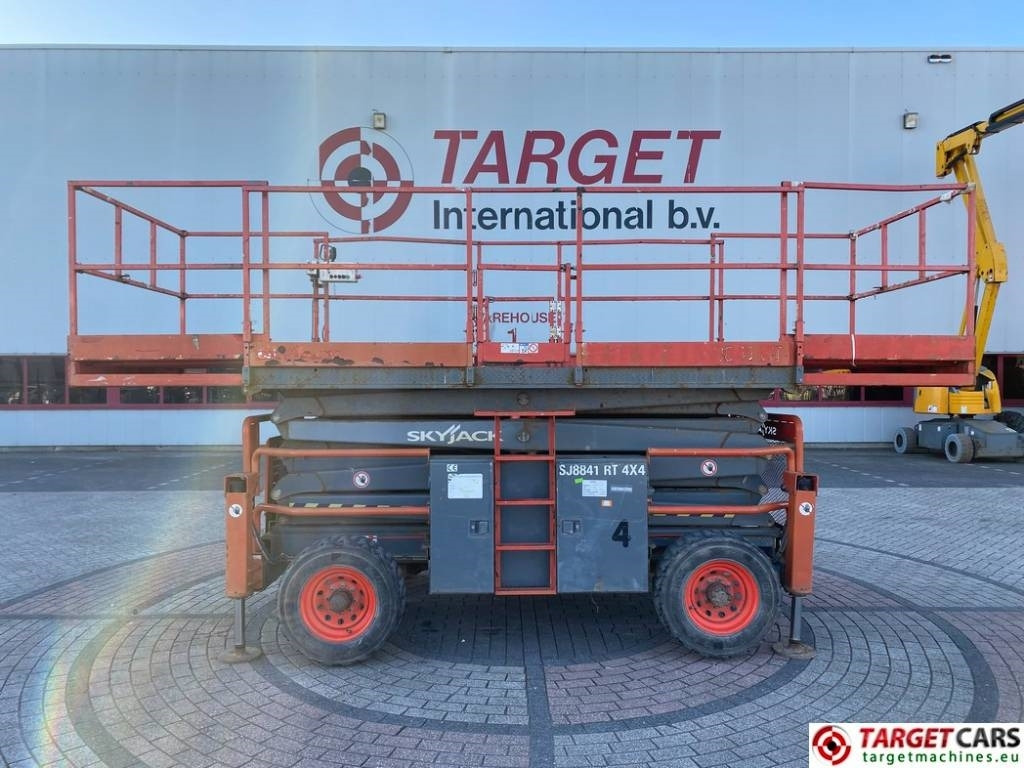 SkyJack SJ8841 RT Diesel 4x4 Scissor Work Lift 1430cm - Ножничный подъемник: фото 5 SkyJack SJ8841 RT Diesel 4x4 Scissor Work Lift 1430cm - Ножничный подъемник: фото 5