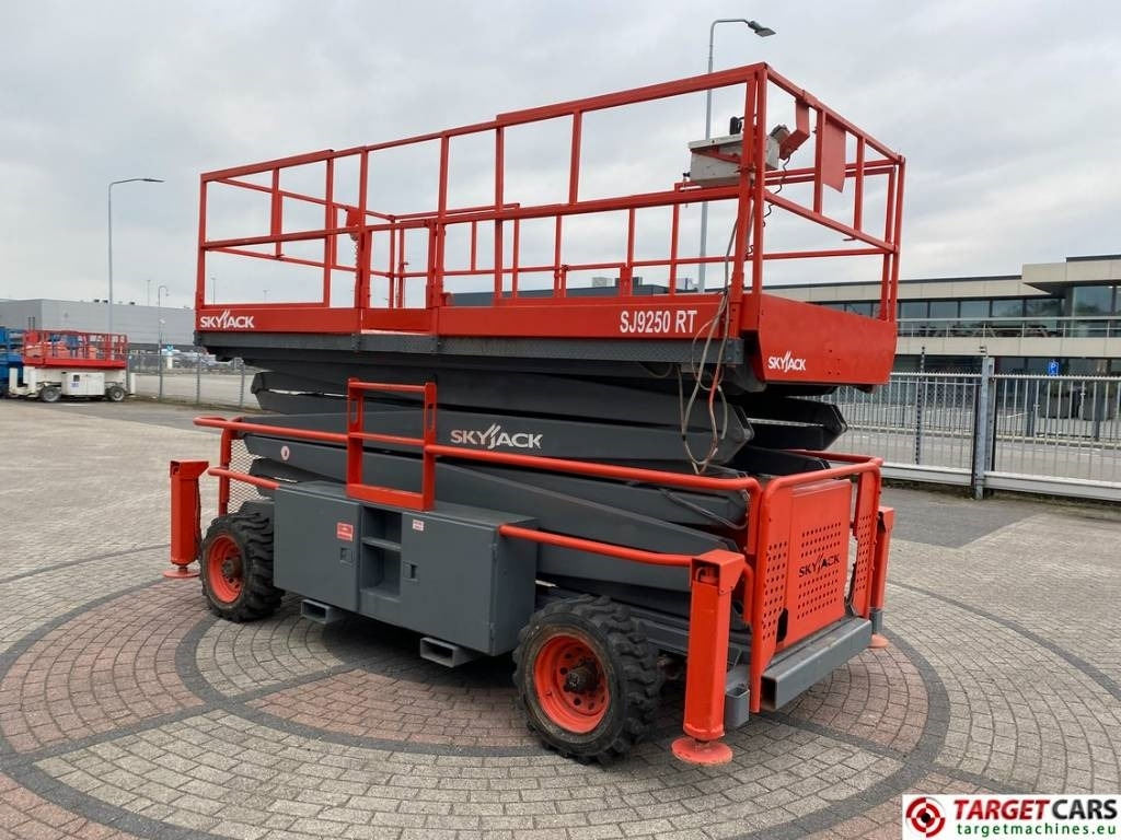 SkyJack SJ9250 RT Diesel Scissor Work Lift 1720cm - Ножничный подъемник: фото 2 SkyJack SJ9250 RT Diesel Scissor Work Lift 1720cm - Ножничный подъемник: фото 2